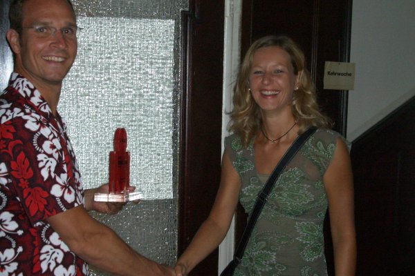 Die offizielle Begr&uuml;&szlig;ung mit Pokal