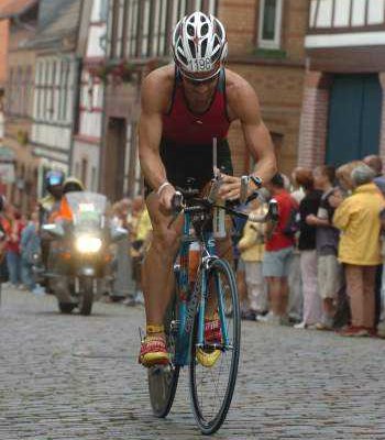 Mit Kraft den Anstieg hinauf